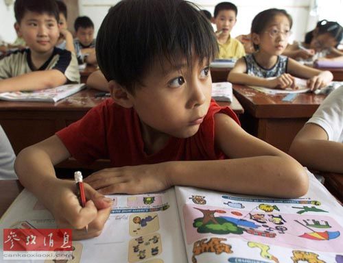 上海崇明的儿童在上英语课
