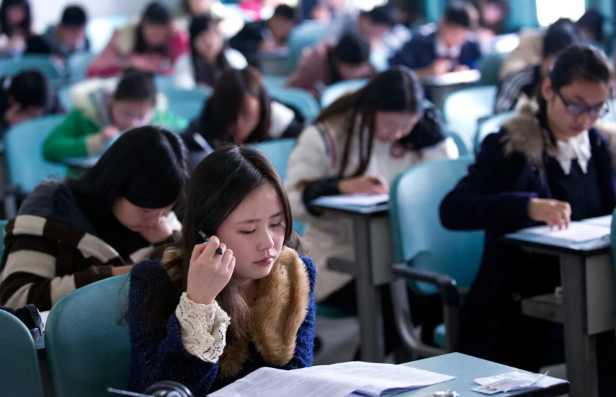 马承易进英语小升初英语学生光盘_英语学生_学生努力学习到很晚的英语