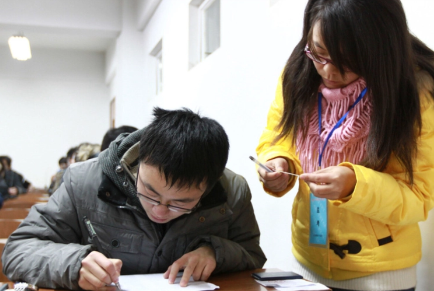 英语学生_马承易进英语小升初英语学生光盘_学生努力学习到很晚的英语