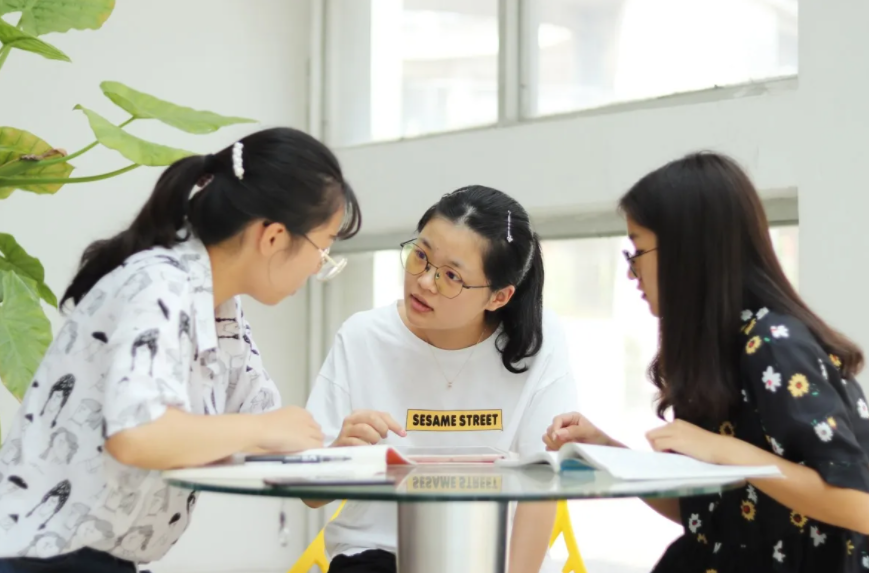 英语学生_马承易进英语小升初英语学生光盘_学生努力学习到很晚的英语