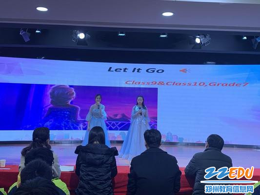 调整大小 第七组七年级九班和十班《let it go 》