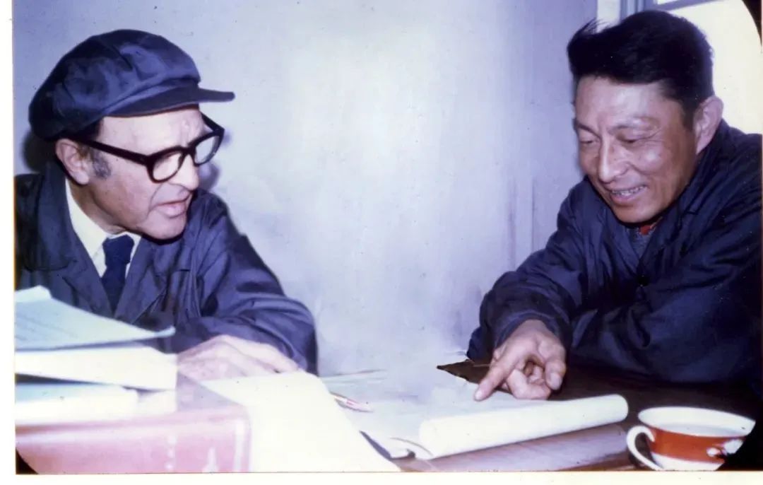1980年陈琳（右）与北外教授大卫·柯鲁克研究教材编写工作
