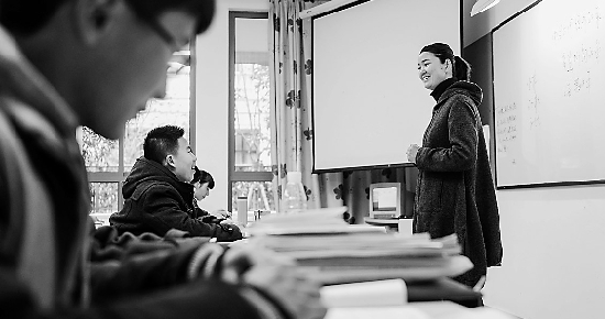 1月13日，杭州绿城育华学校高一历史教师马月兰（右）与经过双向选择后“走班”的学生在课上交流。 新华社供图 