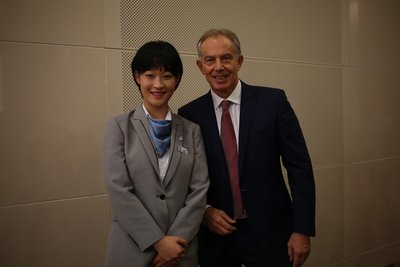 刘雅婷（左）与英国前首相布莱尔（右）