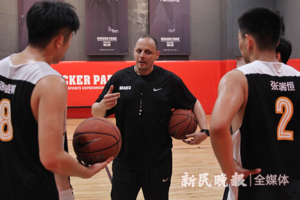 上海看篮球外教一对一_上海外教篮球培训班_上海外事篮球