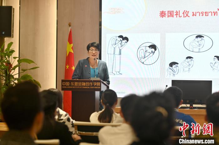 图为广西大学国际学院外教文婷(泰国籍)在课堂上为学生授课。　俞靖 摄