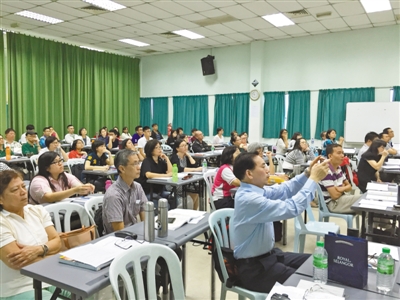 一对一外教用什么教材最好_外教学英语哪个软件好_外教英语教材有哪些