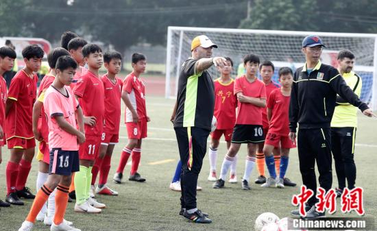 U13梯队主教练埃尔德在训练中。 中国体育报记者 王宪民 摄