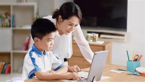 给孩子iPad上网课的家长，后悔当初没买学习平板……-硅谷网
