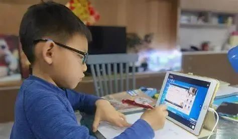 家长奋战防疫一线，老师在线“守护”在家上网课的孩子们-科教-长沙晚报网