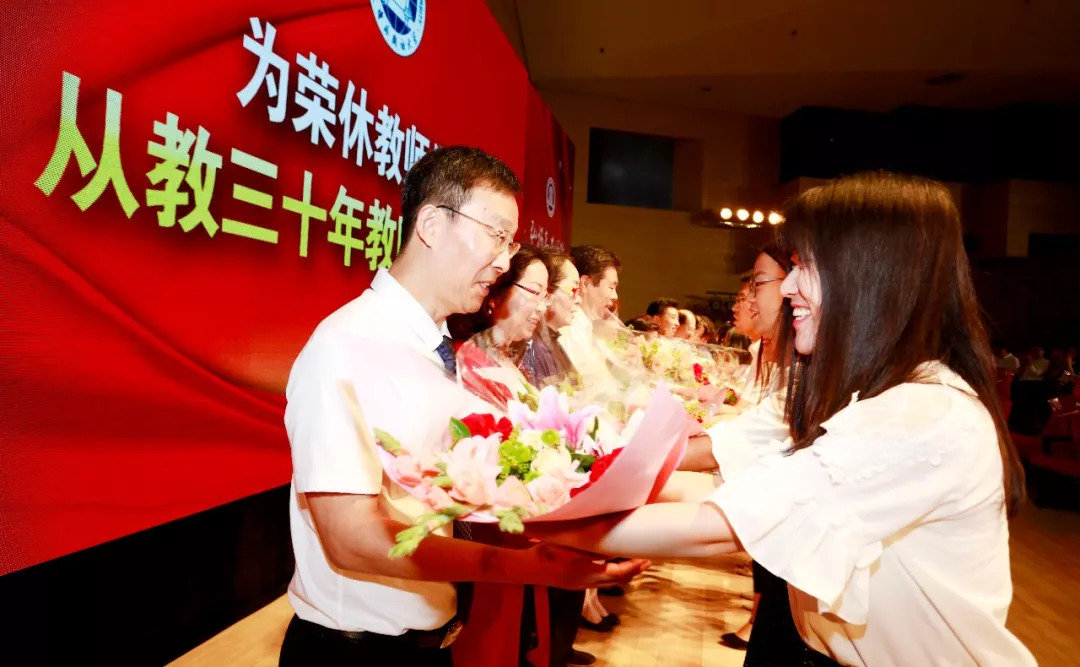 天津大学外教老师一对一_2018年教师节表彰大会 天津外国语大学_教师节表彰活动 师德建设先进事迹宣讲