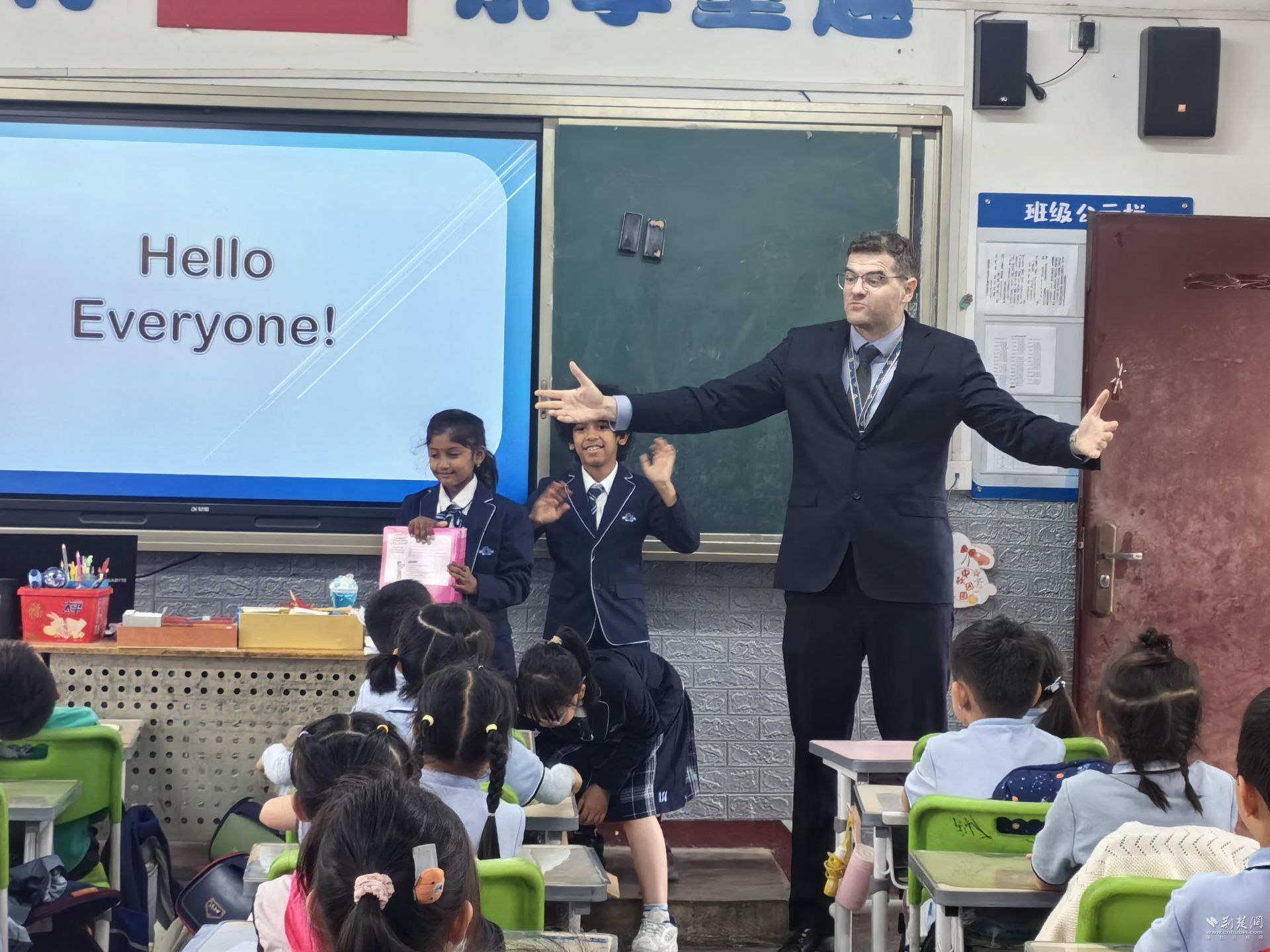 武汉成人线下外教一对一_爱莎国际学校外教互动教学_武汉军山小学英语启蒙课